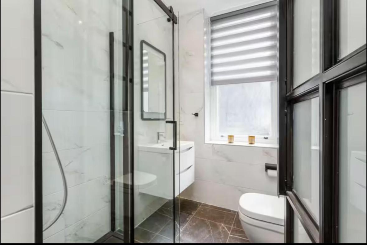 Luxury And Sleek Apartment London