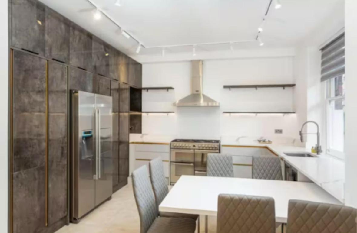 Luxury And Sleek * London